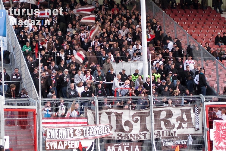 Fans des FC St. Pauli bei Energie Cottbus