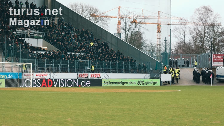 Gästeblock Rot-Weiss Essen vs. Preußen Münster Spielfotos 20-02-2022