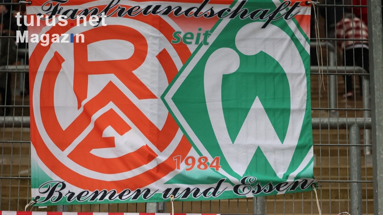 Zaunfahne Fanfreundschaft Rot-Weiss Essen Werder Bremen seit 1984