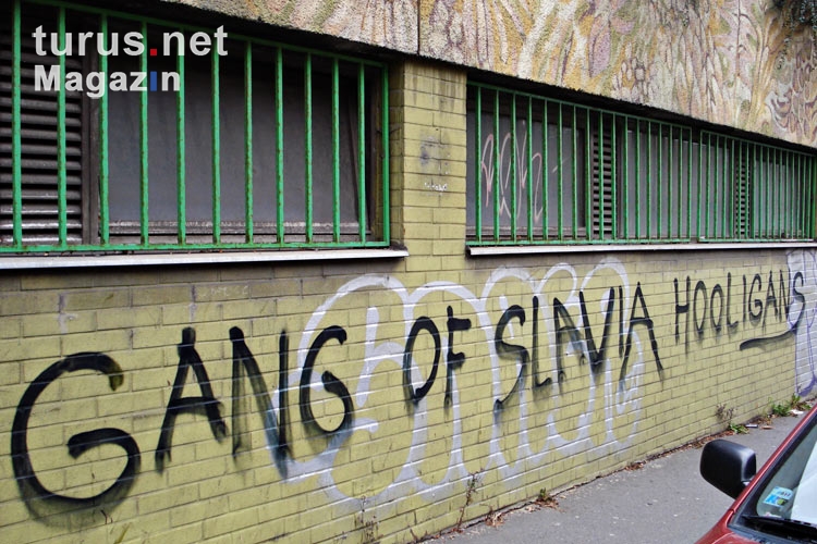Graffiti Gang of Slavia Hooligans in Prag, Tschechien