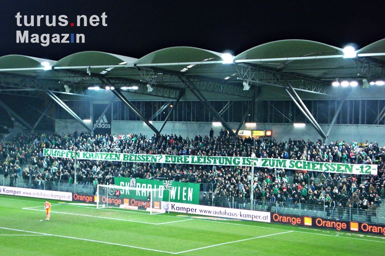 Ultras des SK Rapid Wien zeigen Spruchbänder