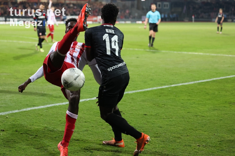 Mike Owusu hohes Bein, Daniel Heber SC Fortuna Köln vs. Rot-Weiss Essen Spielfotos 16-03-2022