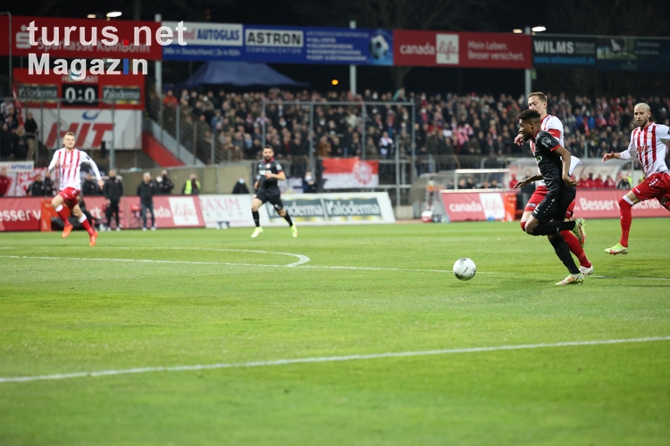 Isiah Young RWE, Jannik Löhden SC Fortuna Köln vs. Rot-Weiss Essen Spielfotos 16-03-2022