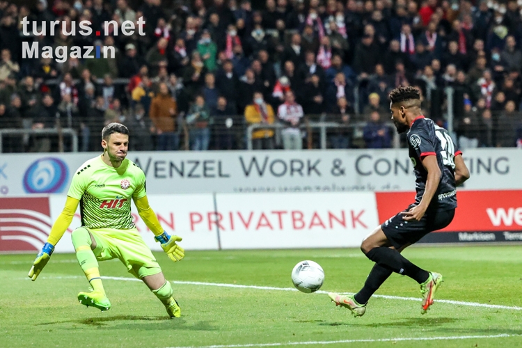 Isiah Young RWE, André Weis SC Fortuna Köln vs. Rot-Weiss Essen Spielfotos 16-03-2022