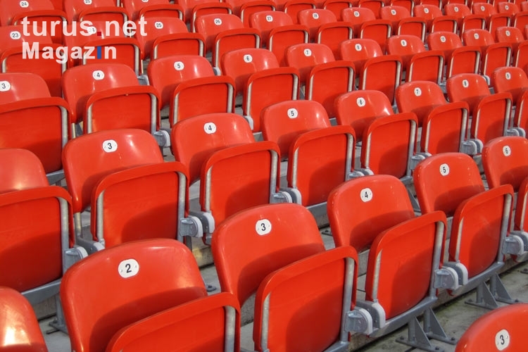leere Sitzschalen in einem Fußballstadion