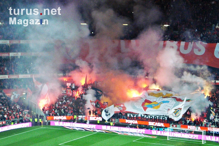 Brennende Kurve beim Derby zwischen Benfica und Sporting Lissabon