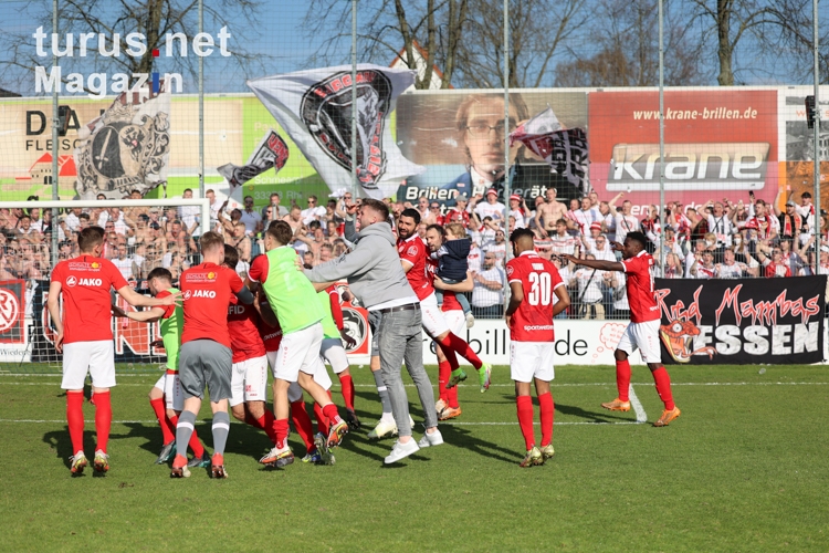 Rot-Weiss Essen Jubl über Auswärtssieg in Wiedenbrück Spielfotos 26-03-2022