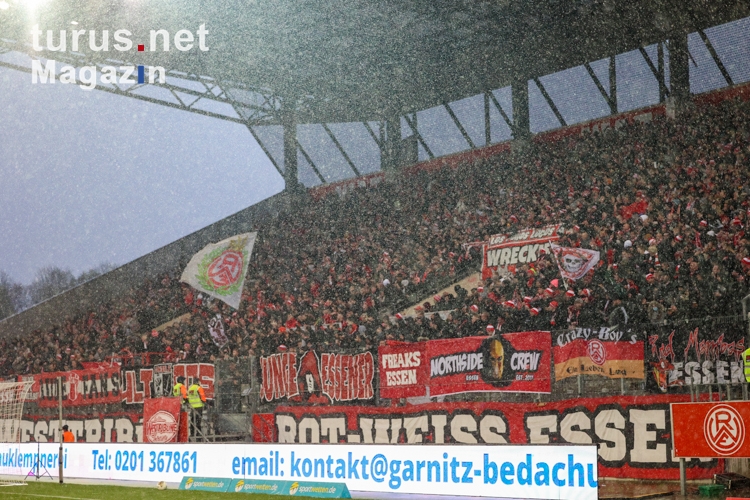 Rot-Weiss Essen Fans im Heimspiel gegen Köln 01-04-2022
