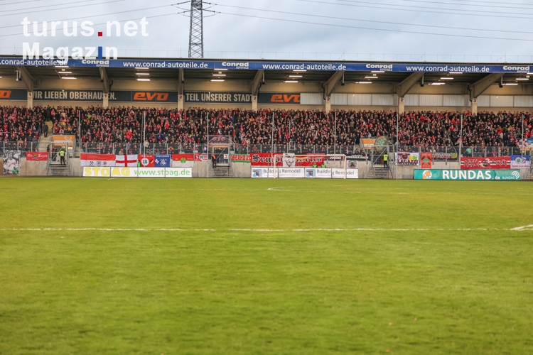 Rot Weiß Oberhausen Fans im Spiel gegen Rot-Weiss Essen 05-04-2022
