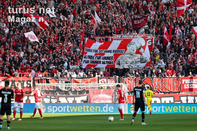Biersa Banner Rot-Weiss Essen Fans gegen Borussia Mönchengladbach U23 Spielfotos 16-04-2022
