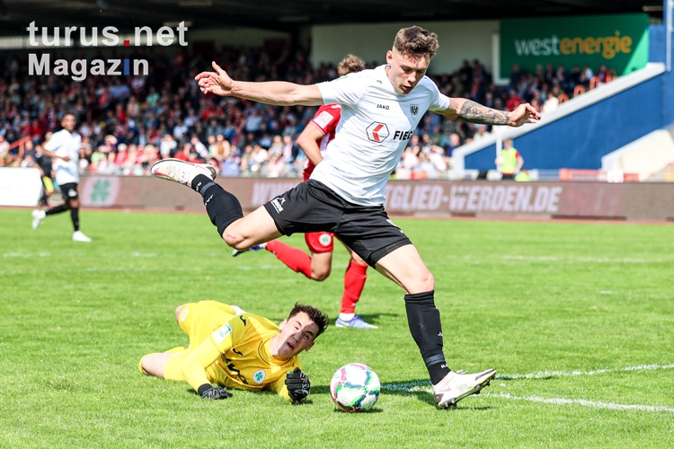 Foul von Justin Heekeren an Nicolai Remberg Rot Weiß Oberhausen vs. Preußen Münster 24.04.2022
