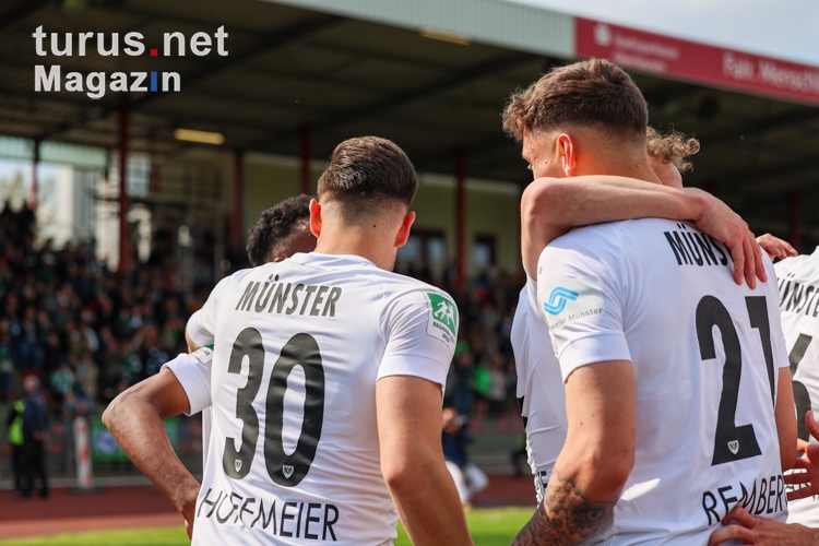 Preußen Münster Spieler bejubeln Tore und Sieg im Aufstiegsrennen 2022 24.04.2022