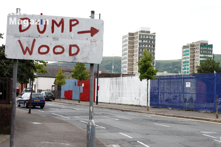 Dump Wood, Wegweiser in Belfast