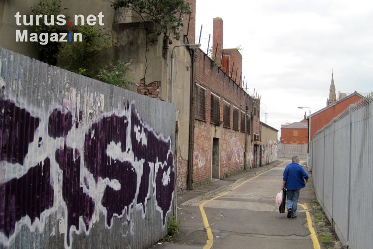 Zäune und Stacheldraht: trostlose Gasse in Belfast