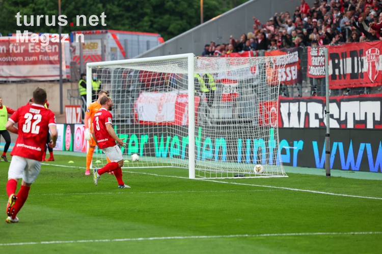 Felix Herzenbruch Torjubel Rot-Weiss Essen vs. FC Wegberg-Beeck Spielfotos 29.04.2022