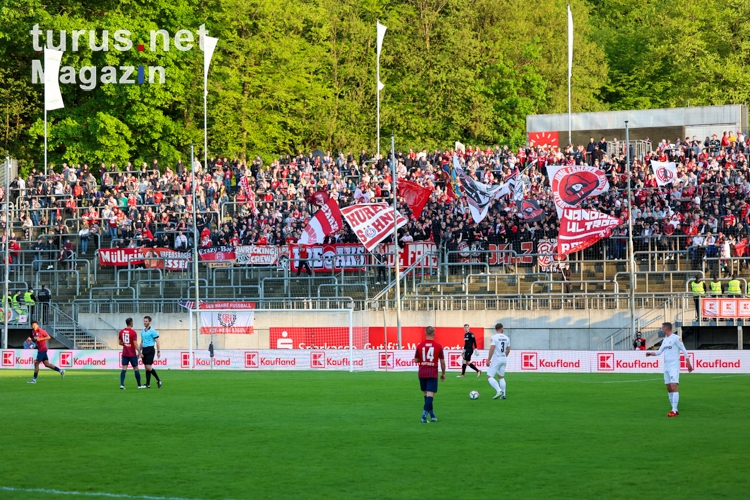 Rot-Weiss Essen Fans beim Pokal-Halbfinale in Wuppertal 03.05.2022
