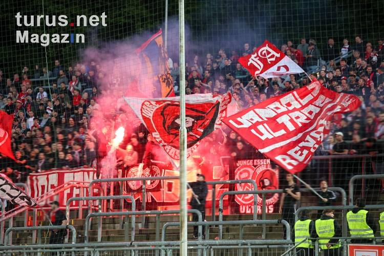 Rot-Weiss Essen Fans Ultras Pyroshow in Wuppertal 03.05.2022