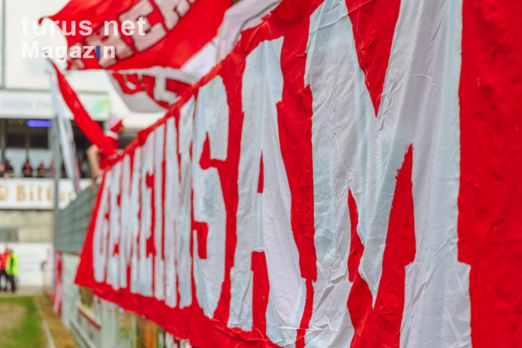Gemeinsam zum Ziel Rot-Weiss Essen Fans in Lotte Spielfotos 07.05.2022