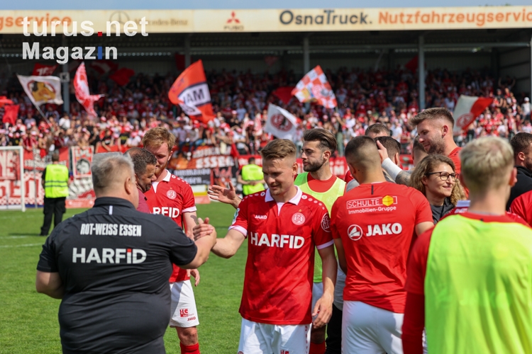 Rot-Weiss Essen feiert Sieg it Fans über Rödinghausen 07.05.2022