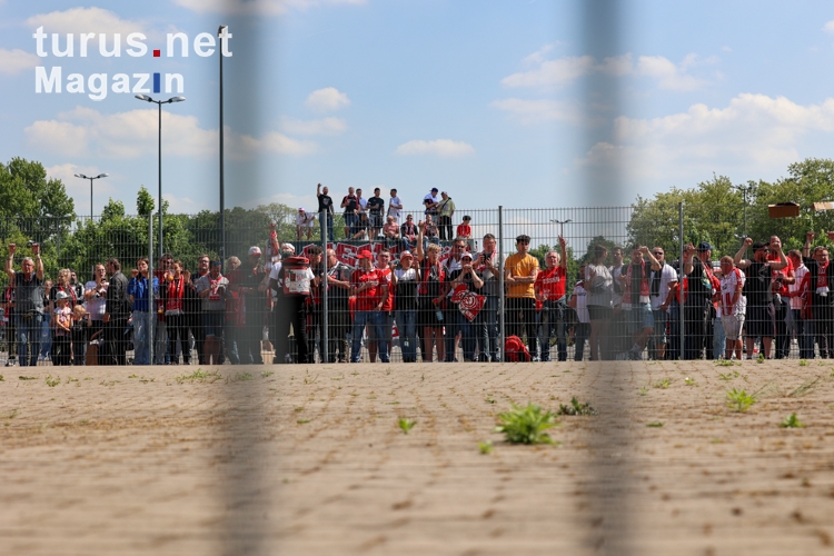 Rot-Weiss Essen Fans stehen draußen beim Aufstiegsspiel  14.05.2022