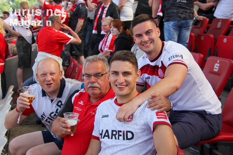 Rot-Weiss Essen Fans freuen sich über den Aufstieg in die 3. Liga  14.05.2022