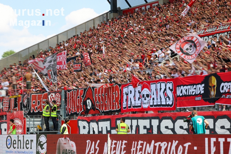 Fans von Rot-Weiss Essen vs. SV Elversberg Spielfotos 23.07.2022