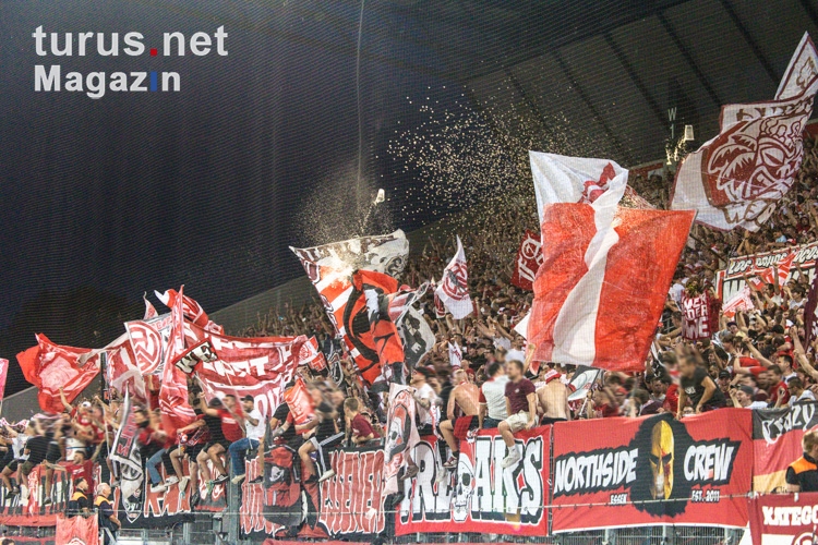Rot-Weiss Essen Fans feiern Sieg gegen Aue