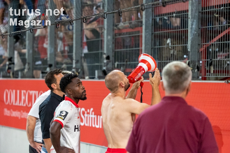 Rot-Weiss Essen Spieler reden mit Fans nach Spiel gegen Aue