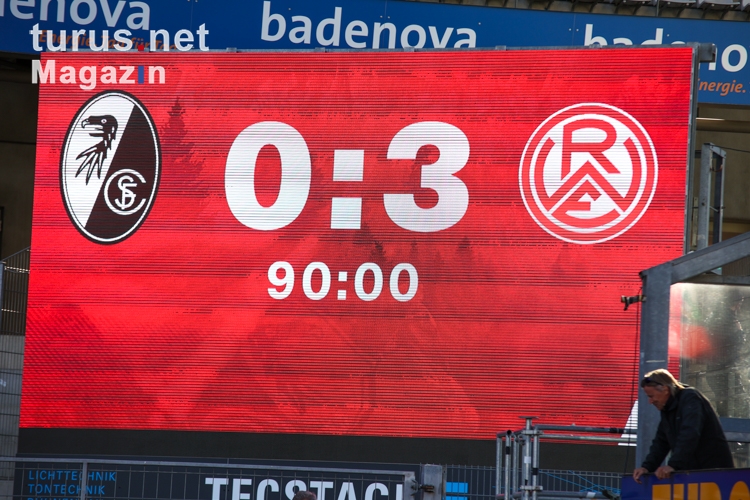 Anzeigentafel Dreisamstadion SC Freiburg II vs. Rot-Weiss Essen 09.10.2022