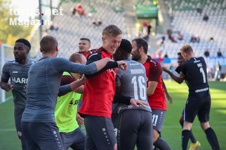 RWE Spieler feiern Sieg in Freiburg 09.10.2022