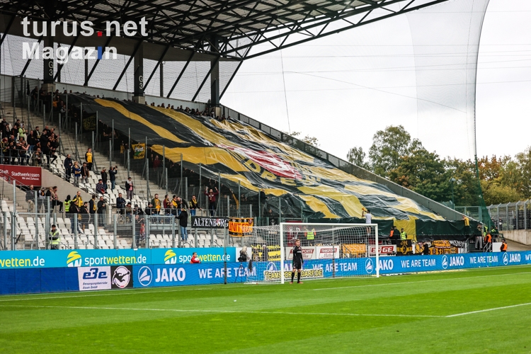 Support Fans von Dynamo Dresden in Essen Blockfahne 15.10.2022