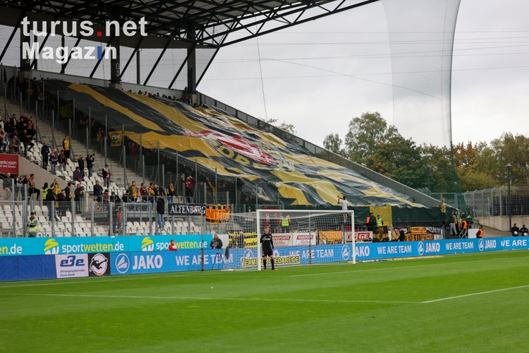 Support Fans von Dynamo Dresden in Essen Blockfahne 15.10.2022