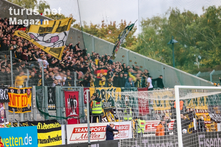 Support Fans von Dynamo Dresden in Essen DDR Fahne 15.10.2022