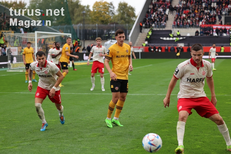 Björn Rother, Andreas Wiegel, Jonathan Meier Rot-Weiss Essen vs. SG Dynamo Dresden Spielfotos 15.10.2022