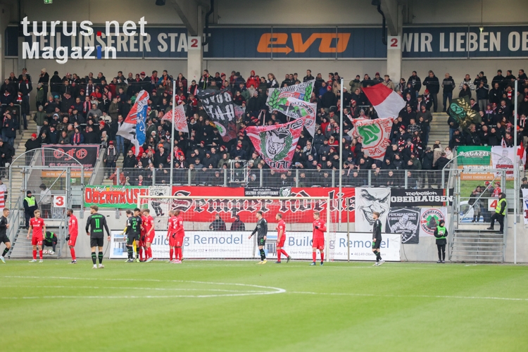 Rot-Weiß Oberhausen Fans im Spiel gegen Borussia Mönchengladbach U23 03.12.2022