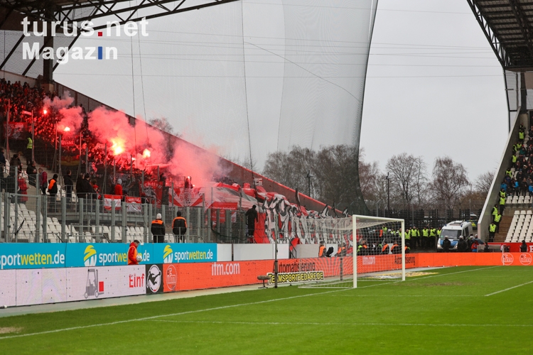 Hallescher FC Fans zünden Pyrotechnik in Essen
