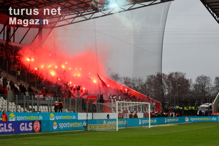 Hallescher FC Fans zünden Pyrotechnik in Essen