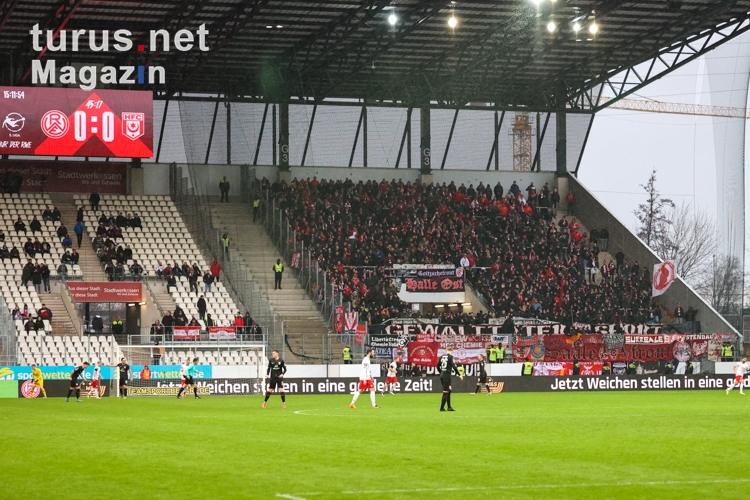 Anzeigentafel und Gästeblock Rot-Weiss Essen vs. Hallescher FC 14.01.2023
