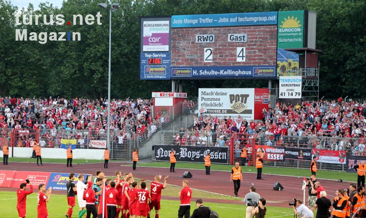 RWE Spieler und Fans bejubeln den 4:2 Sieg in Oberhausen