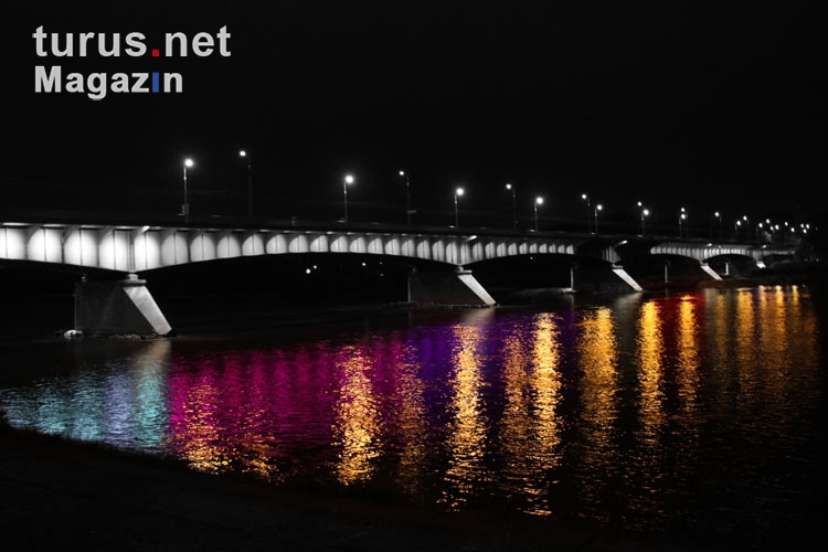 Weichsel-Brücke in Warschau bei Nacht