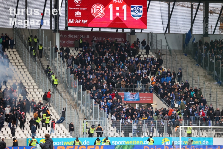 MSV Duisburg Fans werfen Böller