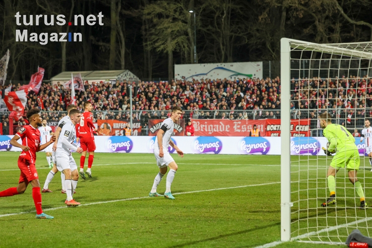FC Viktoria Köln vs. Rot-Weiss Essen Spielfotos 13.02.2023