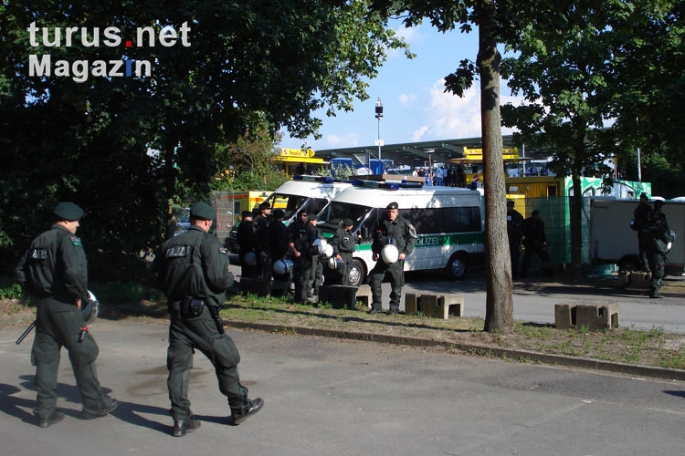 Polizei vor dem Münsteraner Preußenstadion