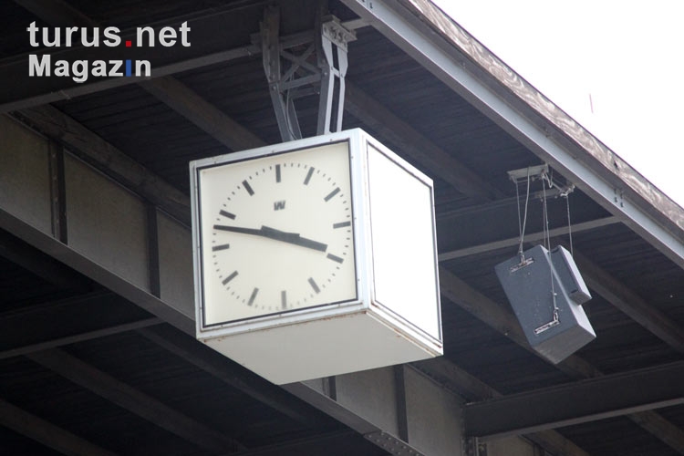 Uhr im Berliner Mommsenstadion