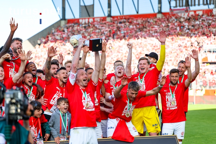 Siegerehrung Rot-Weiss Essen Niederrheinpokal Sieger 2023