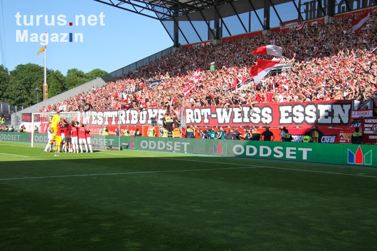 Westtribüne Rot-Weiss Essen Torjubel 03.06.2023