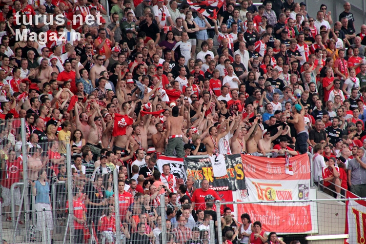 Support der Union Fans in Essen: Oberkörper frei