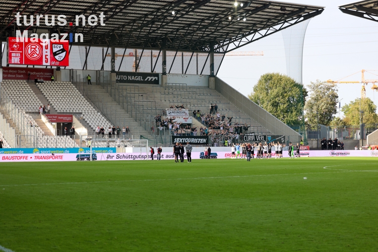 Anzeigentafel und SC Verl Fans in Essen 07.10.2023