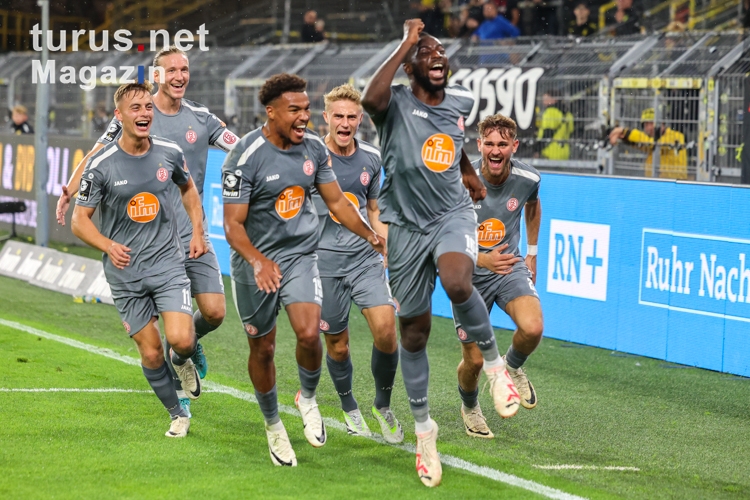 Mustafa Kourouma jubelt mit RWE Team über 1:0 in Dortmund