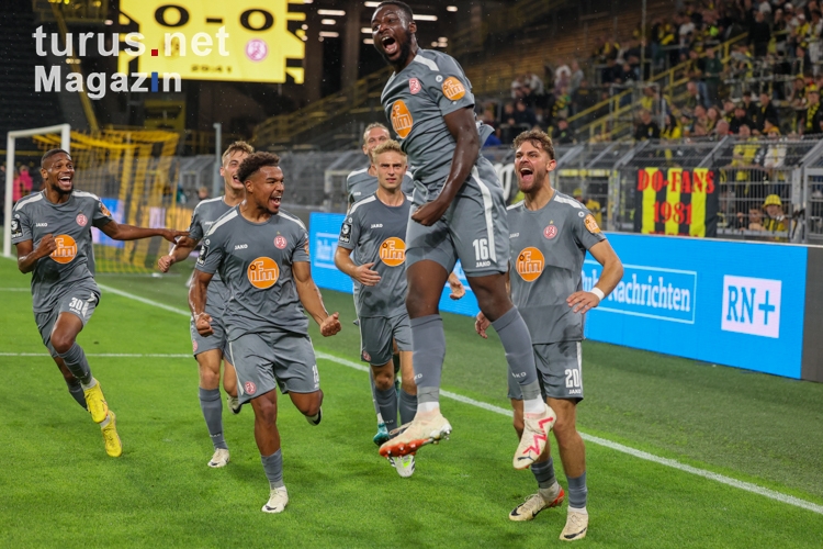 Mustafa Kourouma jubelt mit RWE Team über 1:0 in Dortmund